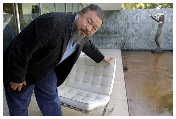 Ai Weiwei. El artista chino y, detrás, su instalación con 5.000 litros de café y 9.000 de leche.